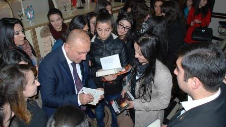 Yazıçı Varis Gəncədə imza mərasimi keçirdi
