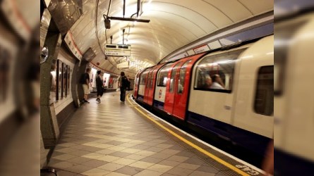 Londonda müsəlmanı metro qatarının altına atdılar