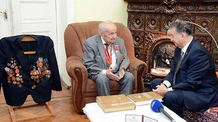 AMEA prezidenti “Şərəf” ordenini 100 yaşlı akademikin evinə apardı - FOTO