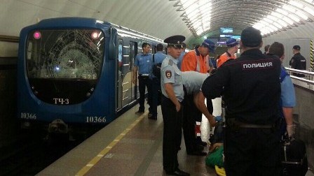 Özünü metro qatarının damına atan qadın öldü