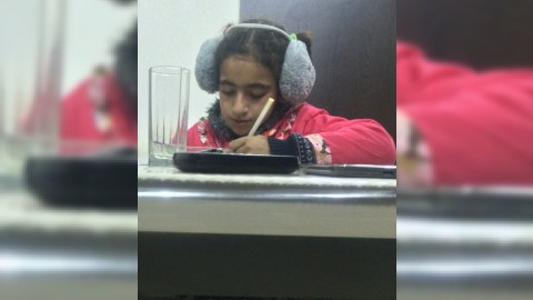 Müəllimə olmaq istəyən 9 yaşlı dilənçi qız və  qardaşı - Reportaj