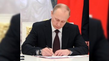 Putin Suriyada ölən pilota milli qəhrəman adı verdi