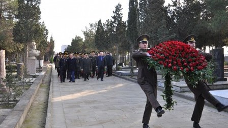 Kəmaləddin Heydərov həlak olan polislərin məzarlarını ziyarət etdi – FOTO 