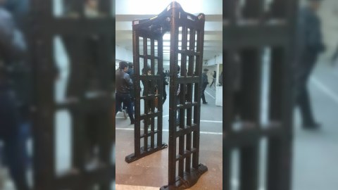 Metro stansiyalarında xüsusi yoxlama keçidləri quruldu - FOTOLAR