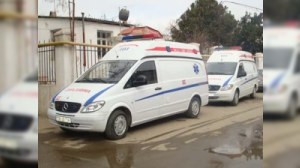 Bakıda eyvandan yıxılan kişi ölüb