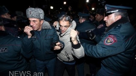  Yerevanda mitinq edənlər polislə toqquşdu  - FOTOLAR  