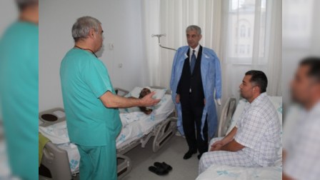 Əli Əhmədov xəsarət alan neftçilərə baş çəkib - FOTOLAR