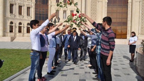 Salyanın icra başçısı bu FOTOYA görə "topa tutuldu"
