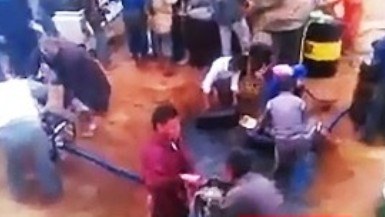  İŞİD dinc sakinlərə neft çıxartdırır  - Video  