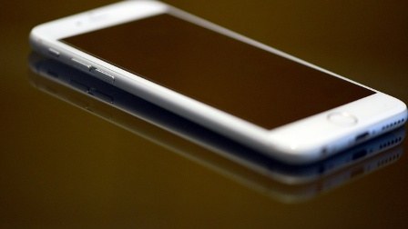 Dindirmə zamanı polisin telefonunu oğurladı – VİDEO