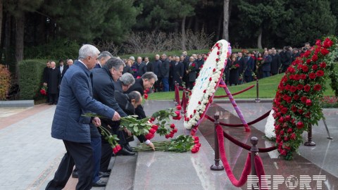 YAP rəhbərliyi Heydər Əliyevin məzarını ziyarət edib