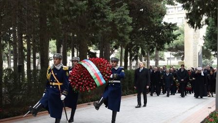 Prezident Heydər Əliyevin məzarını ziyarət edib