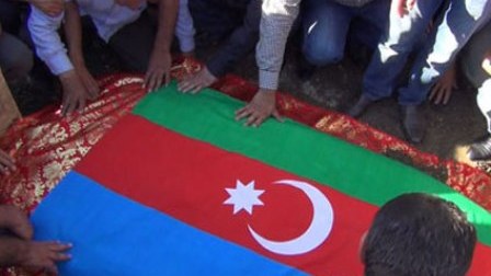  Valideynlərini uşaqkən itirən şəhid əsgərimiz anasının yanında dəfn edildi  - VIDEO  