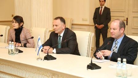 İsrail səfiri Elmar Vəliyevlə müzakirə apardı 