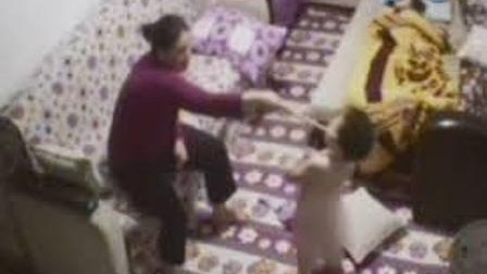  İki azyaşlıya işgəncə verən ögey ana 46 il həbs cəzası aldı - Video 18+  