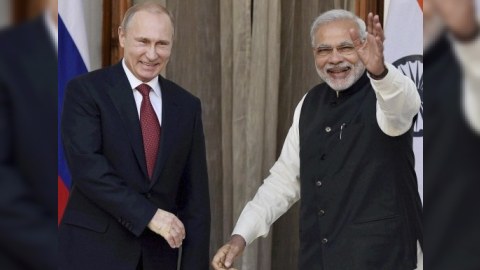Hindistan baş naziri Putinə əlyazma və qılınc hədiyyə etdi