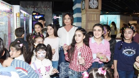 Mehriban Əliyeva xüsusi qayğıya ehtiyac duyan uşaqlarla - FOTOLAR