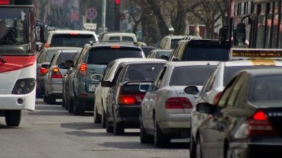 Manatın ucuzlaşması şəxsi avtomobildən istifadə edənlərin sayını azaldıb