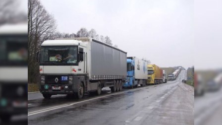  Qazaxıstana yük aparan TIR-lar ləngimə ilə üzləşib 