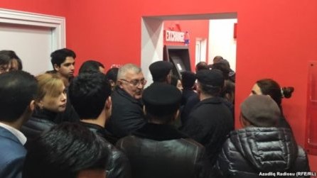 Bakıdakı valyutadəyişmə məntəqələrində uzun növbələr yaranıb