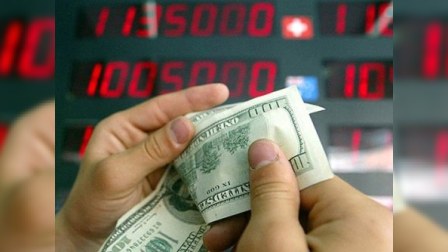 Bakıda dolları 2 manata qaldıran dəllallar tutuldu