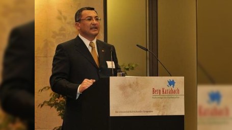 Deputat ABŞ-dakı vəziyyətə dair sənədlə bağlı Milli Məclisdə çıxış etdi