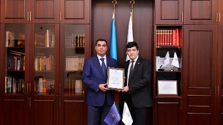 Elmar Qasımova ilin “Ən yaxşı rektor”u diplomu verildi