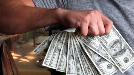 ““Qara bazar”da dollar satanların banklarla əlaqəsi ola bilər”