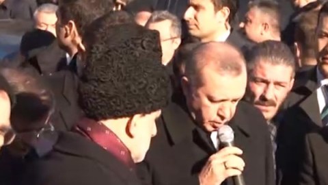 Ərdoğan jurnalistin məzarı başında Quran oxudu