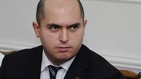 Ermənistanda nazirin ayağı sınıb