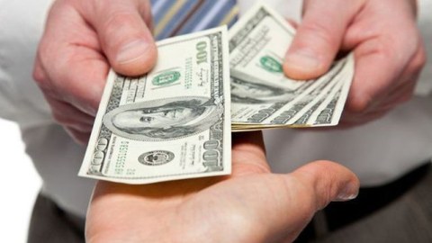 Azərbaycanda iri məbləğli malları dollarla satmağa başladılar