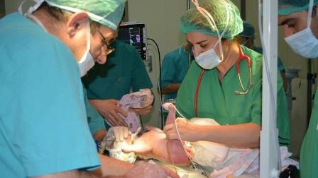 Azərbaycanda yeni doğulan körpədə əməliyyat aparılıb - FOTO