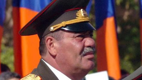 Erməni general keçmiş meri döydü