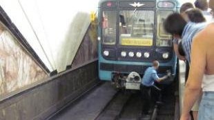 Bakı metrosunda intihar - özünü qatarın altına atdı