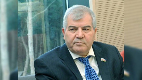 Müğənni Elçin Cəfərov eks-deputatın qızı ilə nişanlandı