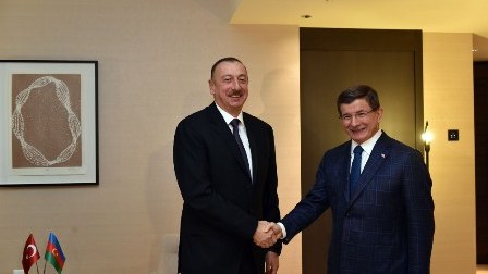İlham Əliyev Əhməd Davudoğlu ilə görüşüb 