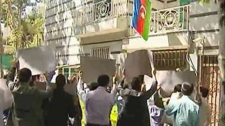 Bəzi səfirliklərimiz mediaya “Lenin burjuaziyaya baxan kimi” baxır