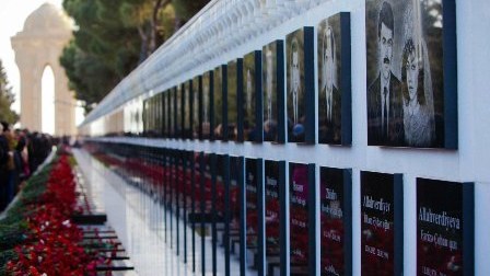 Bakı Meriyası 20 Yanvarda xərclədiyini gizli saxlayır, qərənfilləri uşaqlara göndərir