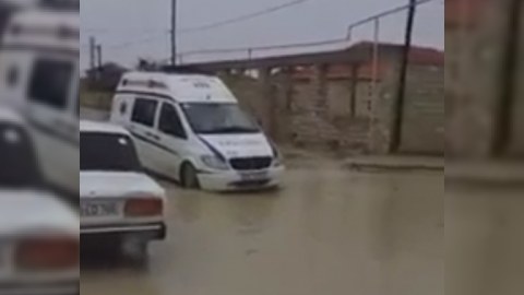 Xəstəyə yardıma gedən təcili yardım maşını bataqlıqda “ilişdi” - Bakıda