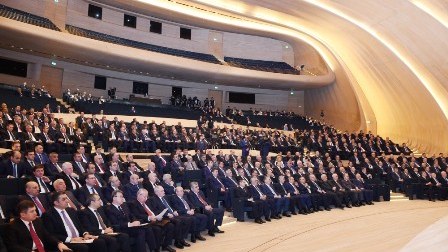 Prezidentdən məmurlara XƏBƏRDARLIQ: “..bir nəfər də olsun toxunulmaz adam yoxdur” - VİDEO