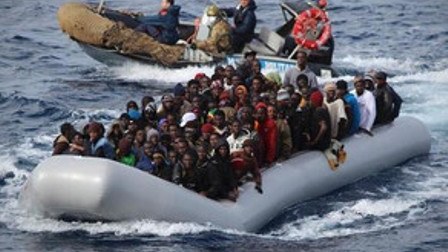  İtaliya qvardiyası batmaqda olan 300 miqrantı xilas edib 