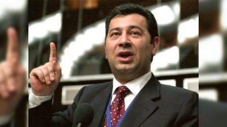 Səməd Seyidov Milli Məclisə çəliklə gəldi: “Yalandır, rəhbərlikdə qalıram”