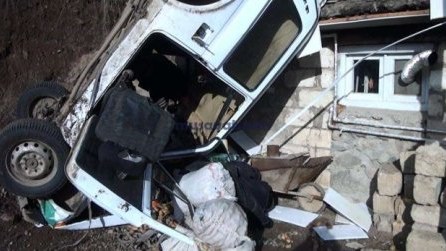  Tovuzda avtomobil hamamın üstünə düşüb 