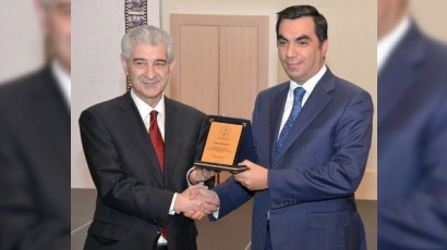 YAP Elmar Qasımovu təltif etdi