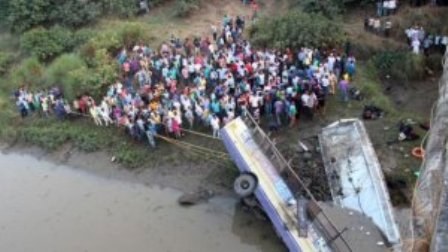 ”Avtobus sement daşıyan maşına çırpıldı” - 41 ölü