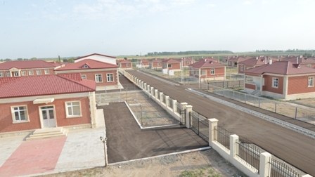 Sabirabadda məcburi  köçkünlər yeni qəsəbəyə köçürüldü