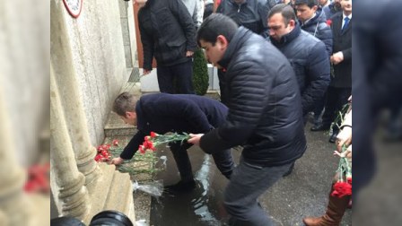Azərbaycanlı gənclər Ankaradakı terrorun qurbanlarını yad etdilər - FOTO
