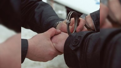 Polis İdarəsində saxlanılan kafellə boğazını kəsdi – BAKIDA 