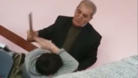 Zakir Fərəcov şagirdi döydüyünə görə işdən çıxarılan müəllimə vəzifə verdi