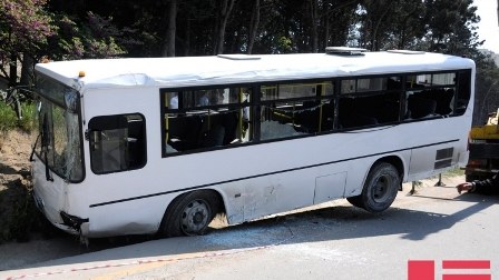 Bakıda avtobus qəzaya düşdü – 1 ölü, xeyli yaralı 